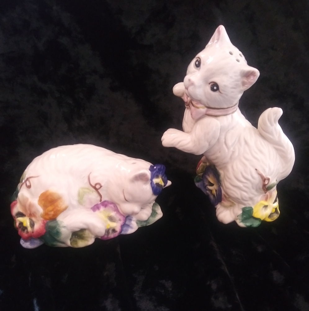 Vintage kitten salt & pepper shakers